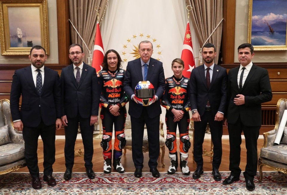 Moto3: Casco speciale per Erdogan dai fratelli Oncu