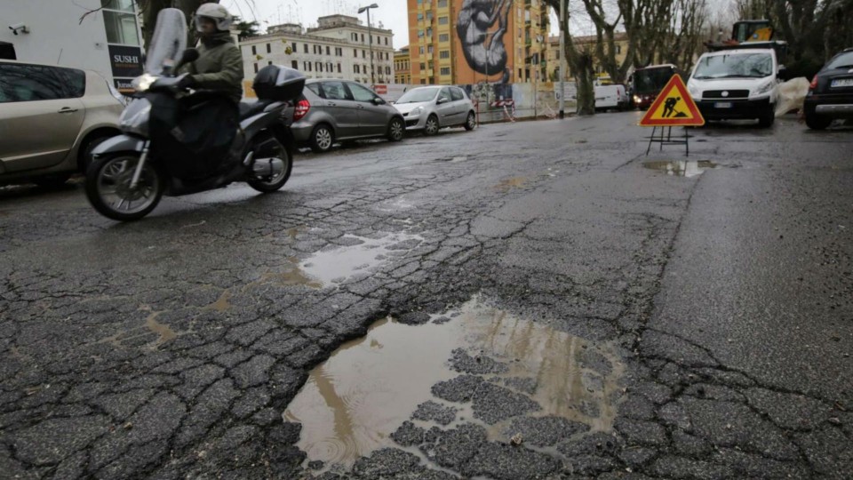 Moto - News: Danni da buche a Roma: il Codacons attacca