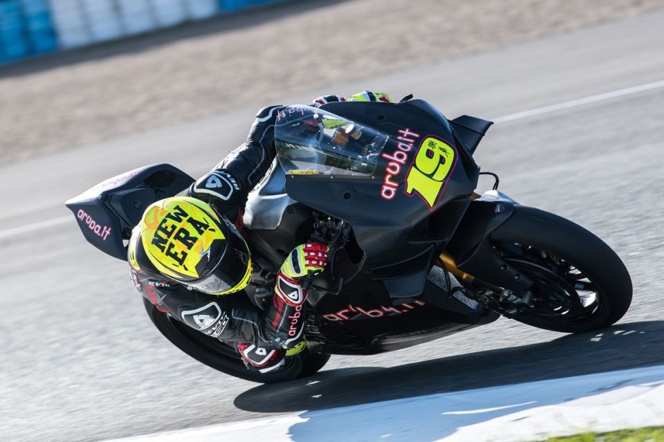 SBK: Test Jerez: la Panigale V4 a due punte contro il missile Rea