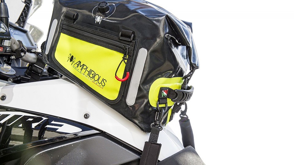 Moto - News: Amphibious Tankbag, la borsa serbatoio universale