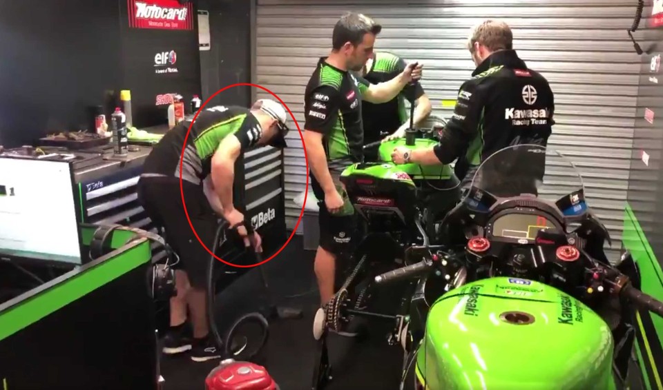 SBK: Johnny Rea 'cleaning man' after a crash