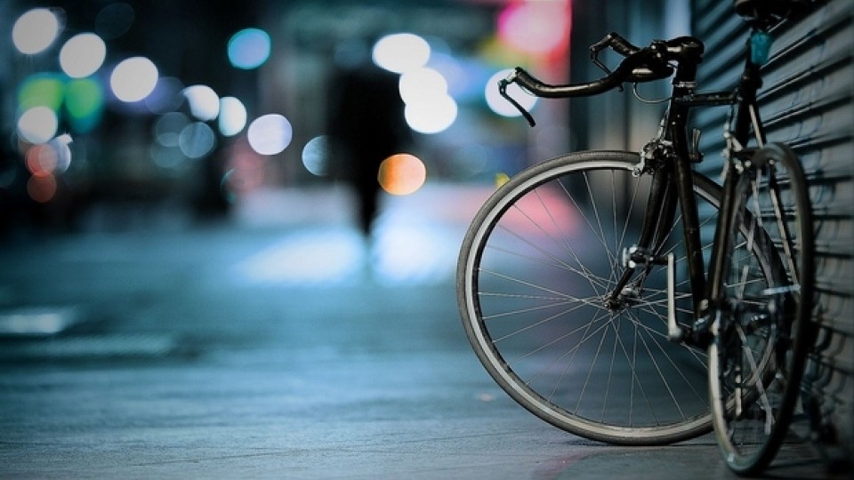 Moto - News: Bici: casco, targa e assicurazione diventano obbligatori?