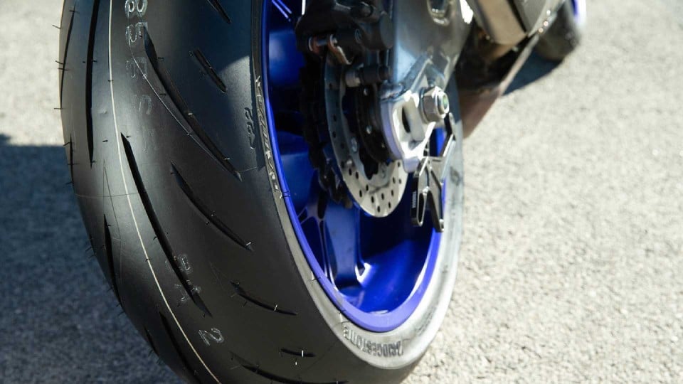 Moto - News: Bridgestone Battlax Hypersport  S22: i nuovi pneumatici per strada e pista