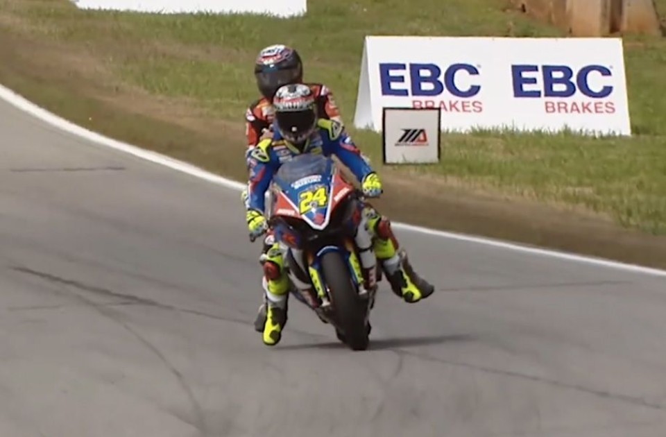 MotoAmerica: Wyman in the gravel with his Ducati, Elias gives him a lift