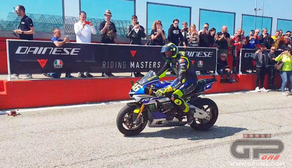 MotoGP: Valentino Rossi sale in cattedra a Misano: in pista con i suoi allievi