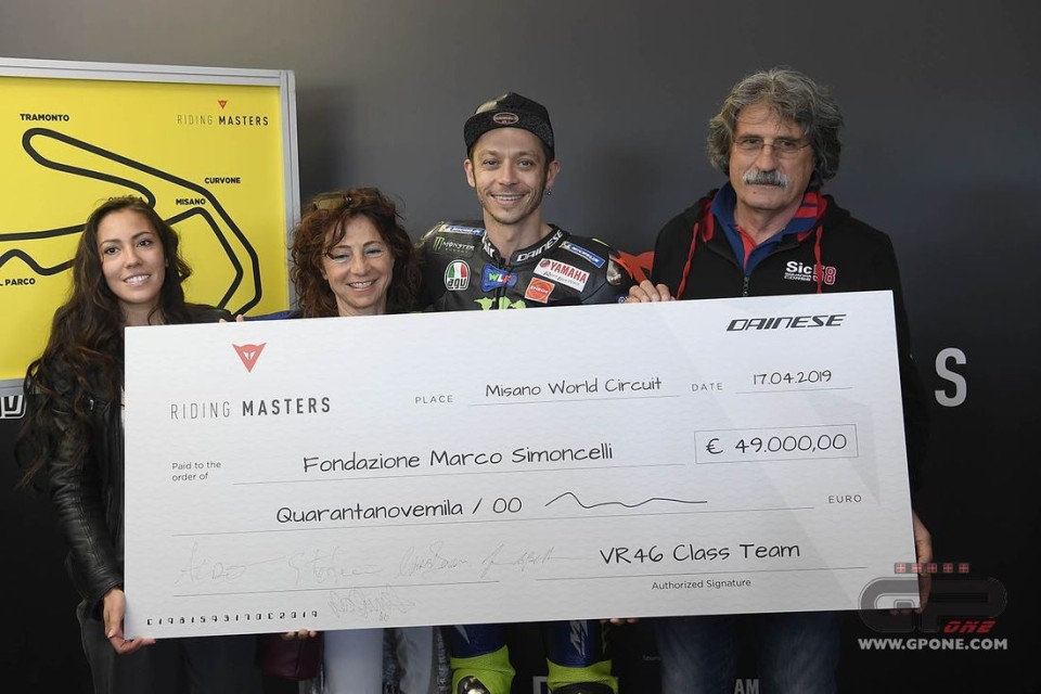MotoGP: Valentino Rossi consegna l'assegno alla Fondazione Simoncelli