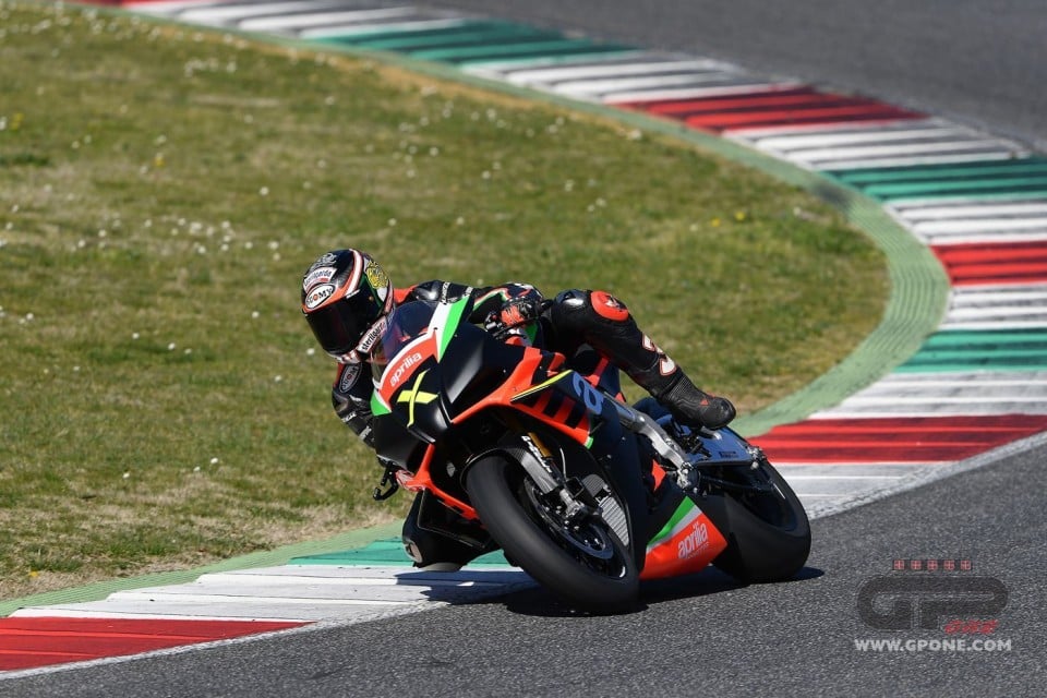 Moto - News: Max Biaggi one of the first Aprilia RSV-4 'X' customers