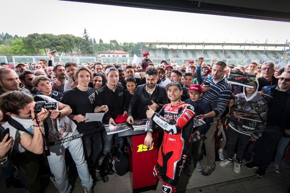 SBK: Bautista-V4 effect at Imola, rain doesn't stop the fans