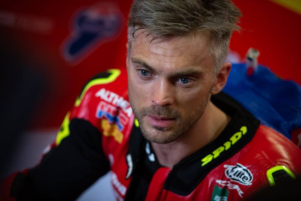 SBK: Il ginocchio tiene in ansia Camier: “Solo quando sarò in sella alla Honda capirò le condizioni”