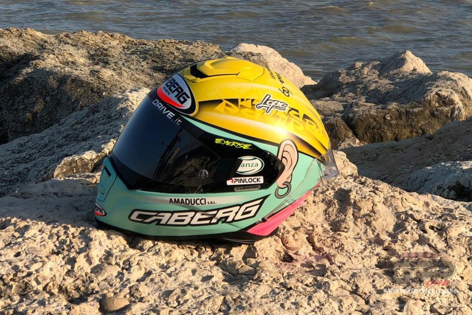 SBK: Massimo Roccoli onora Pantani con un casco