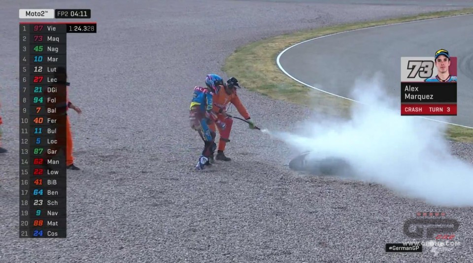 Moto2: FP2: Alex Marquez cade e fa il pompiere al Sachsenring
