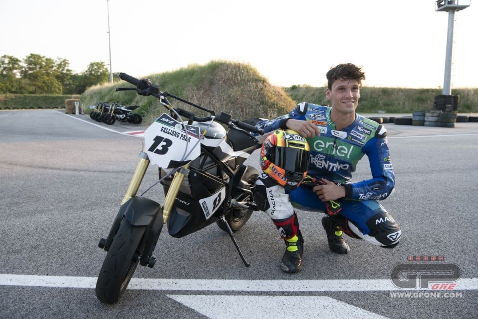 Moto - News: Lorenzo Savadori 'battezza' la rivoluzione elettrica di Loris Reggiani