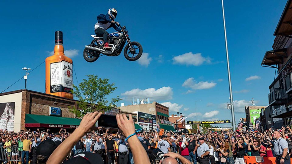 Moto - News: Sturgis 2019, quando lo stunt diventa…folle! [VIDEO]