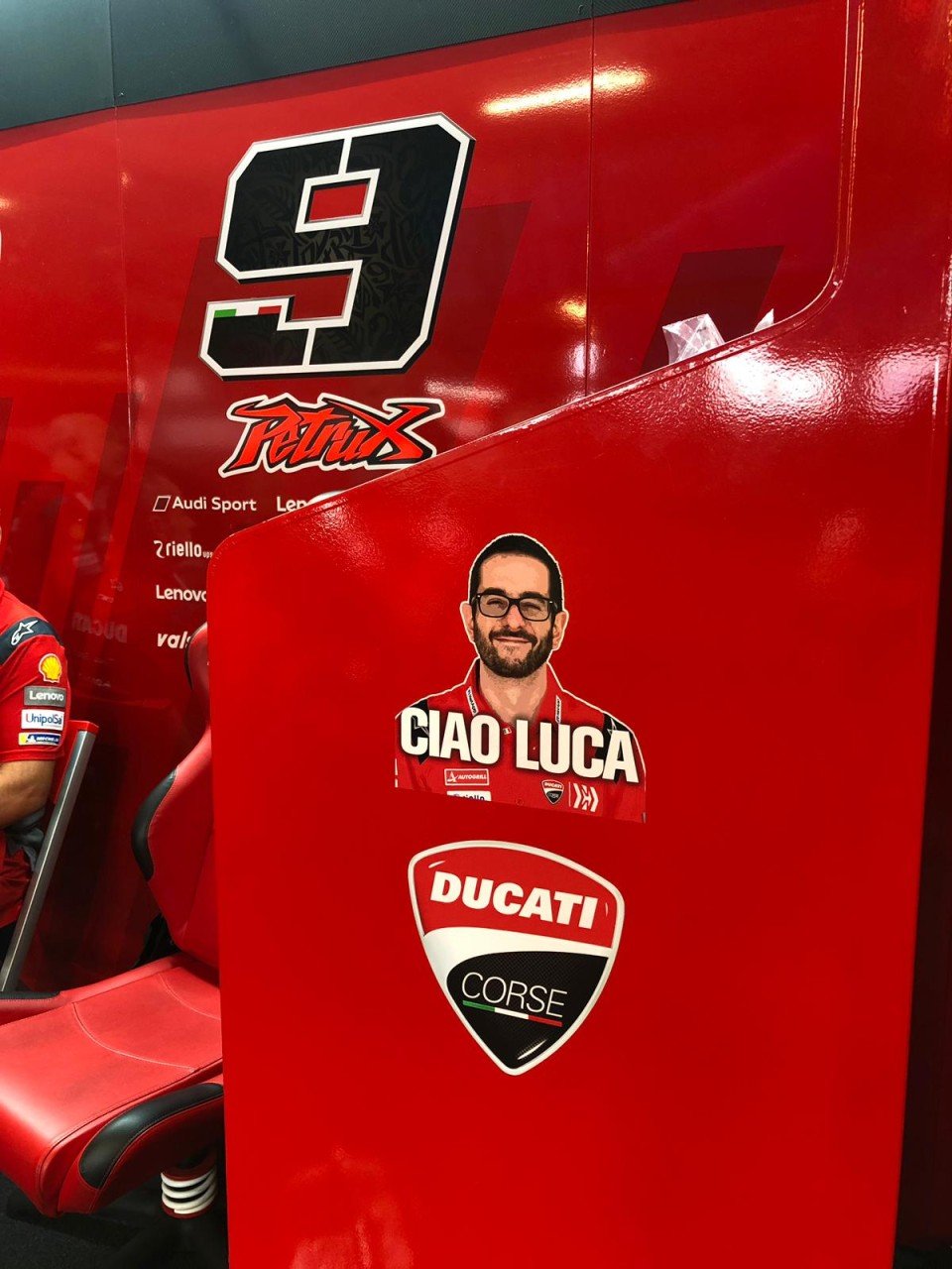 MotoGP: Danilo Petrucci rende omaggio a Luca Semprini nel suo box