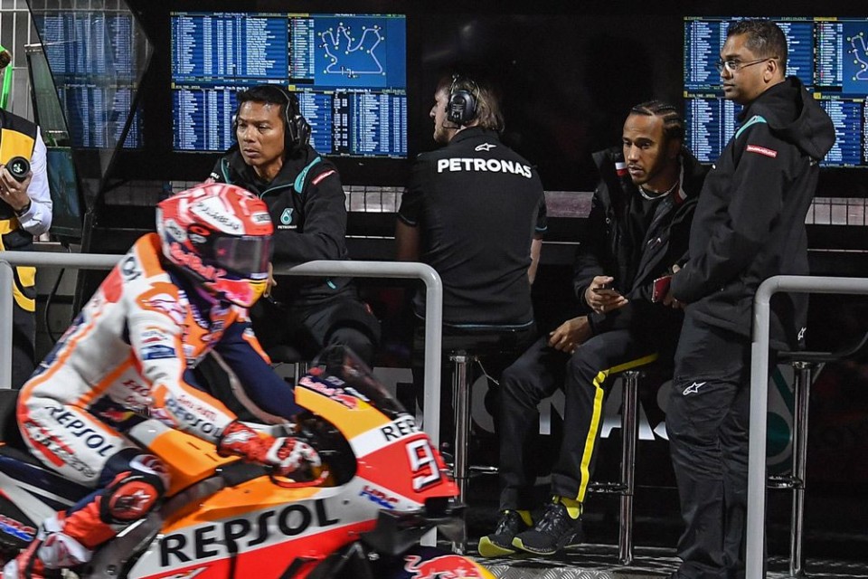 MotoGP: Hamilton accetta la sfida di Marquez: 
