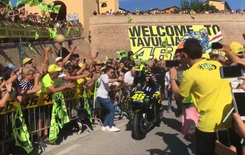 MotoGP: Bagno di folla a Tavullia per Rossi sulla Yamaha M1