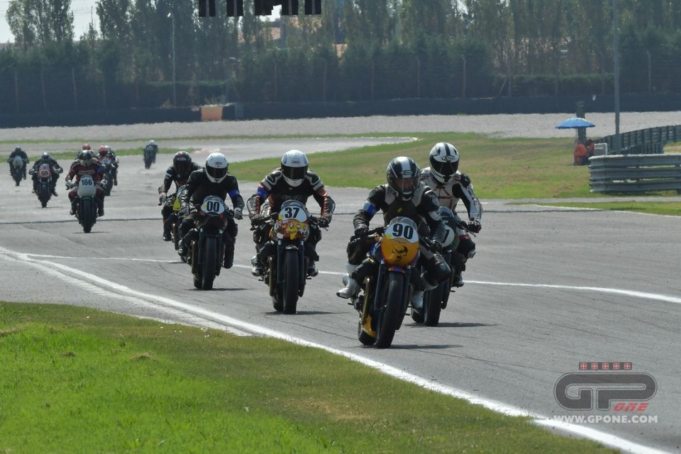 News: Le Moto Guzzi V7 infiammano la pista di Adria