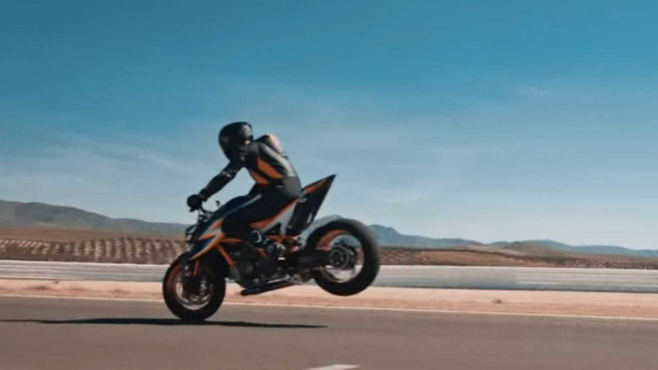 Moto - News: KTM 1290 Super Duke R 2020, le prime immagini [VIDEO]