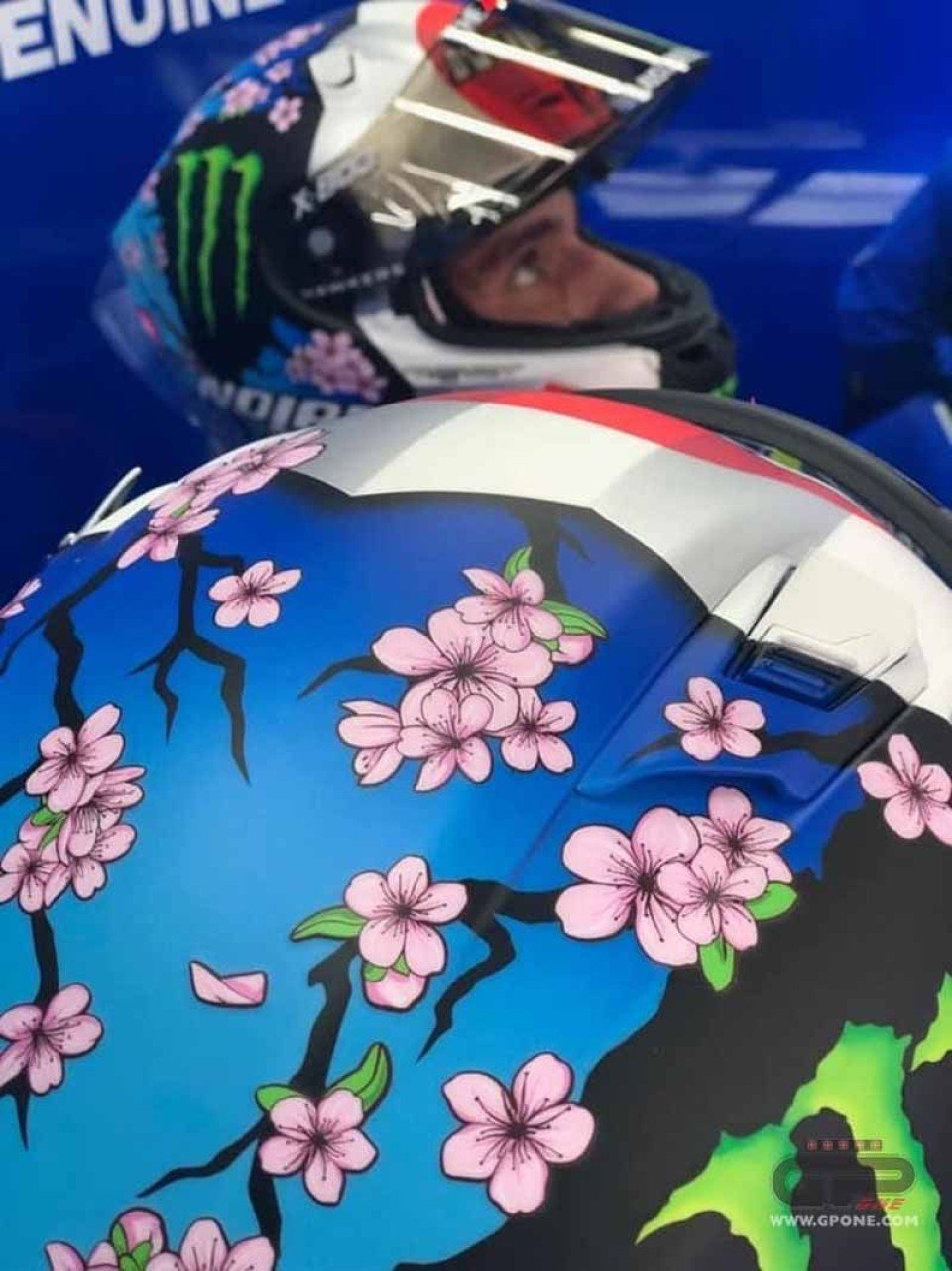 MotoGP: Alex Rins in pista a Motegi con un casco con fiori di ciliegio