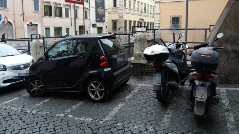 Moto - News: Roma: soste auto selvagge e impunite sui parcheggi moto e scooter