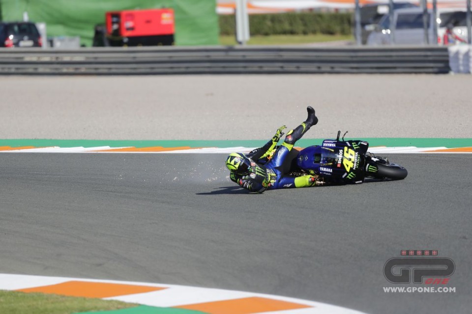 MotoGP: FOTO. Valentino Rossi concede il bis... di cadute