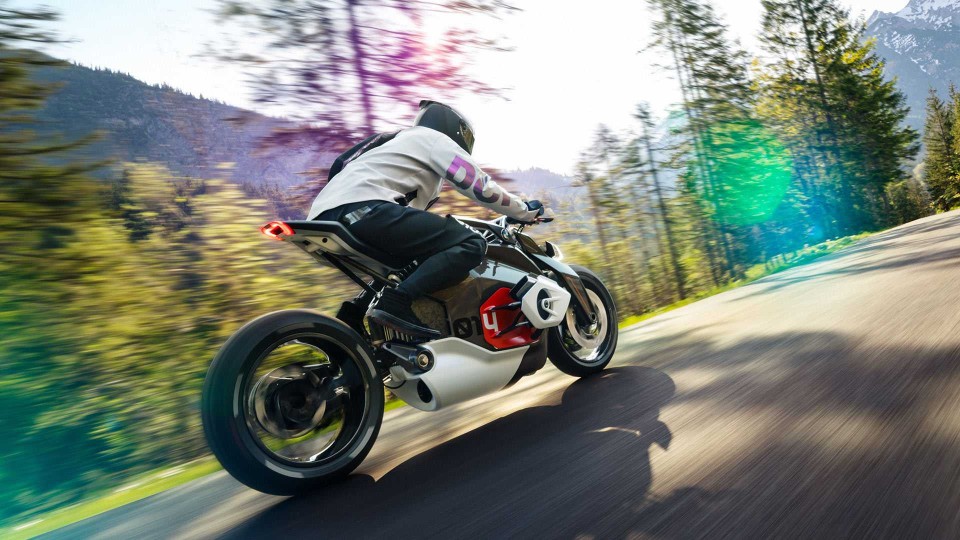 Moto - News: BMW al lavoro per la ricarica wireless attraverso il cavalletto