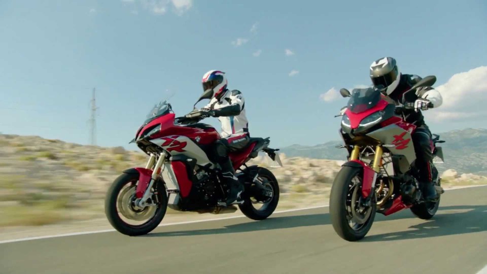 Moto - News: BMW, in azione con la S 1000 XR e la F 900 XR [VIDEO]