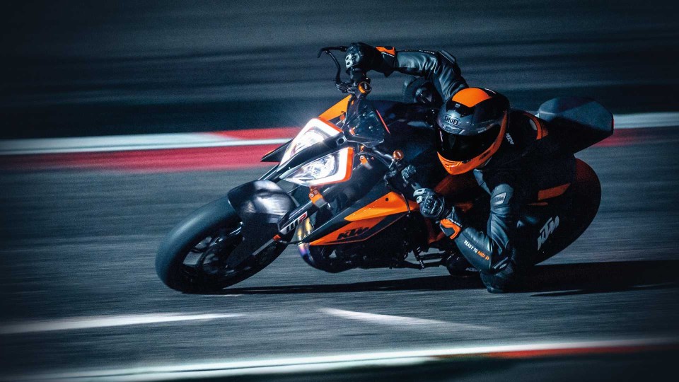 Moto - News: KTM 1290 Super Duke R: le prime immagini in pista, di notte [VIDEO]