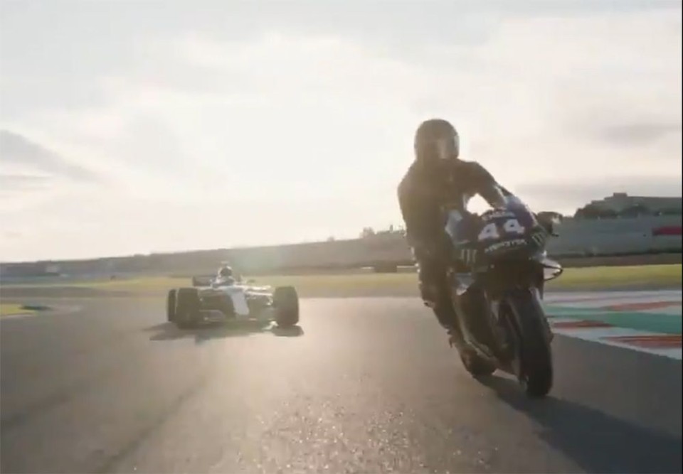 MotoGP: VIDEO. Le prime immagini dello scambio Rossi-Hamilton