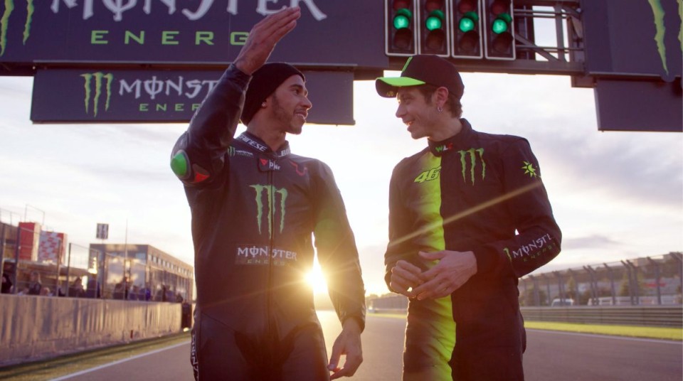 MotoGP: Valentino Rossi - Lewis Hamilton: il video UFFICIALE dello scambio