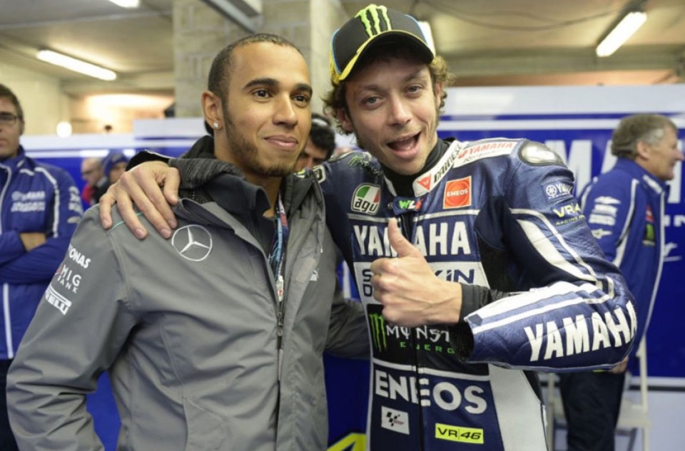 MotoGP: Hamilton e Rossi 'scambisti' a Valencia: il test fa già discutere