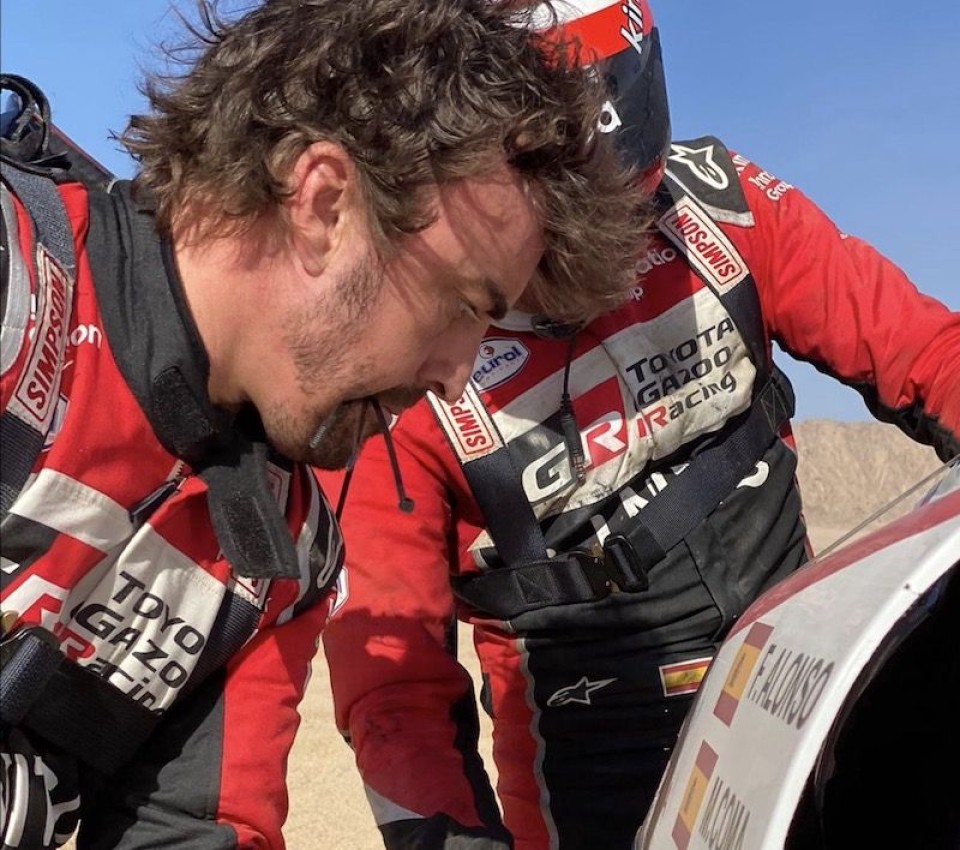 Dakar: Alonso meccanico nel deserto: "Abbiamo del nastro americano?"