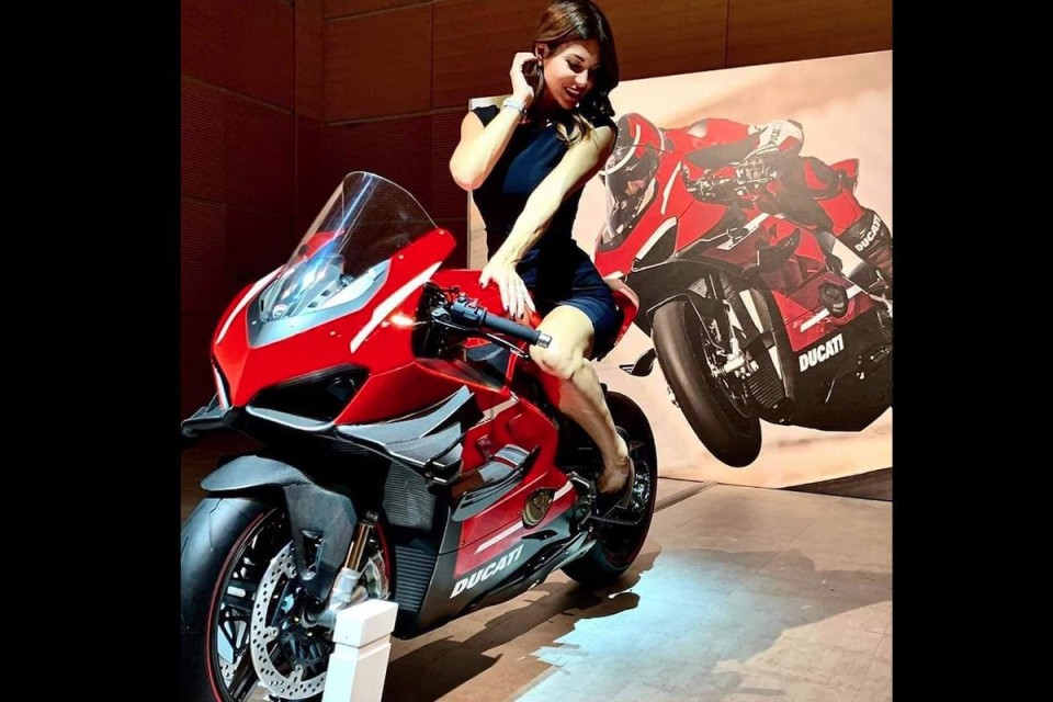 Moto - News: SCOOP - Ducati Panigale V4 Superleggera: here is the rocketship with wings