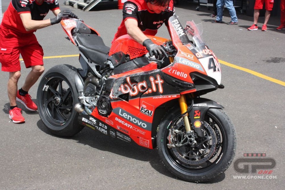 SBK: Phillip Island: Scott Redding e la Ducati V4 a terra!
