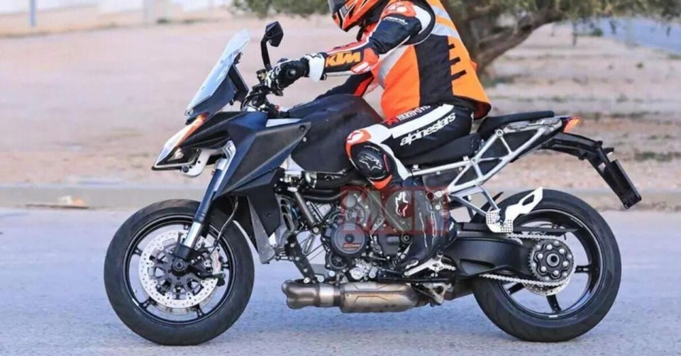 Moto - News: KTM 1290 Super Duke GT 2021: la sport-tourer austriaca in fase test