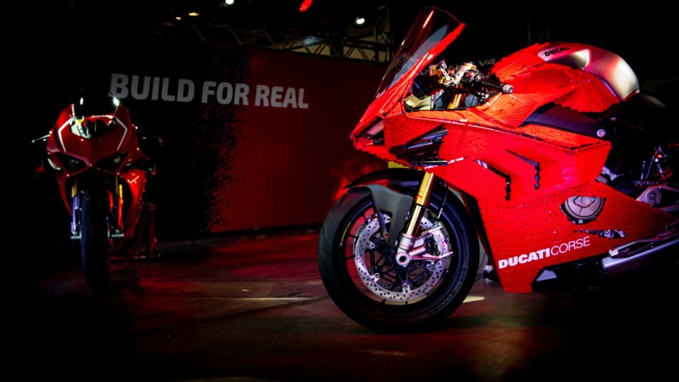 Moto - News: Ducati Panigale V4 R: Lego ne ha costruita una di mattoni in scala 1:1