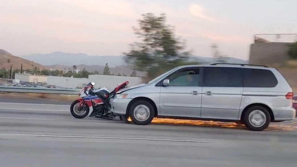 Moto - News: USA: la folle corsa di un van con la moto incastrata nel paraurti