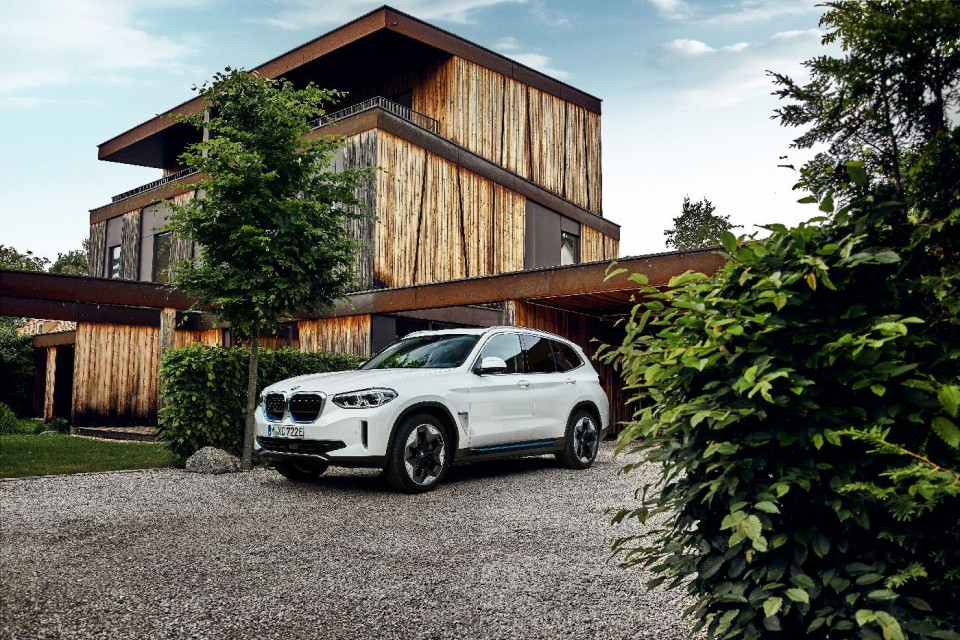 Auto - News: BMW iX3: arriva il primo SUV completamente elettrico