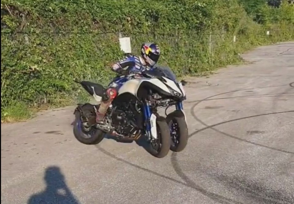 Moto - News: Razgatlıoğlu strapazza una Yamaha Niken