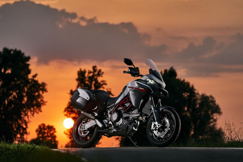 Moto - News: Nuova livrea per la Ducati Multistrada 950s: sapore di MotoGP