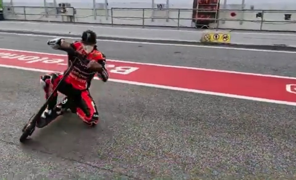 SBK: Extreme lean angles for Redding in Barcelona ... on a scooter