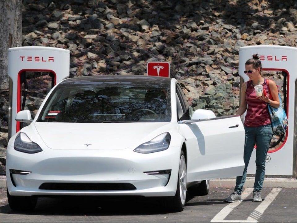 Auto - News: Tesla: caricate le batterie quando in casa non usate il condizionatore