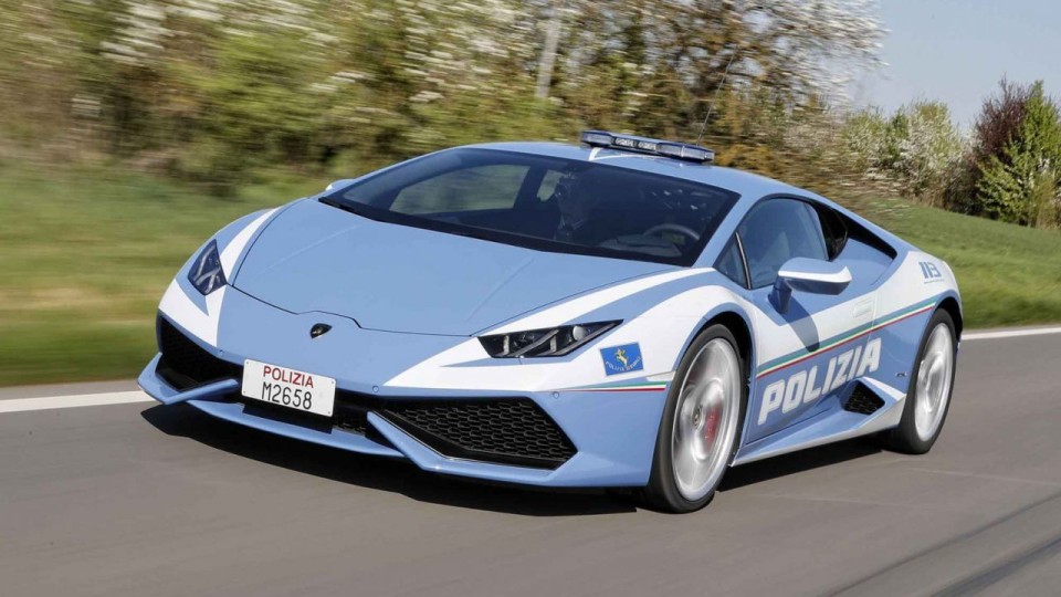 Auto - News: La Polizia salva una vita grazie ad una Lamborghini Huracàn