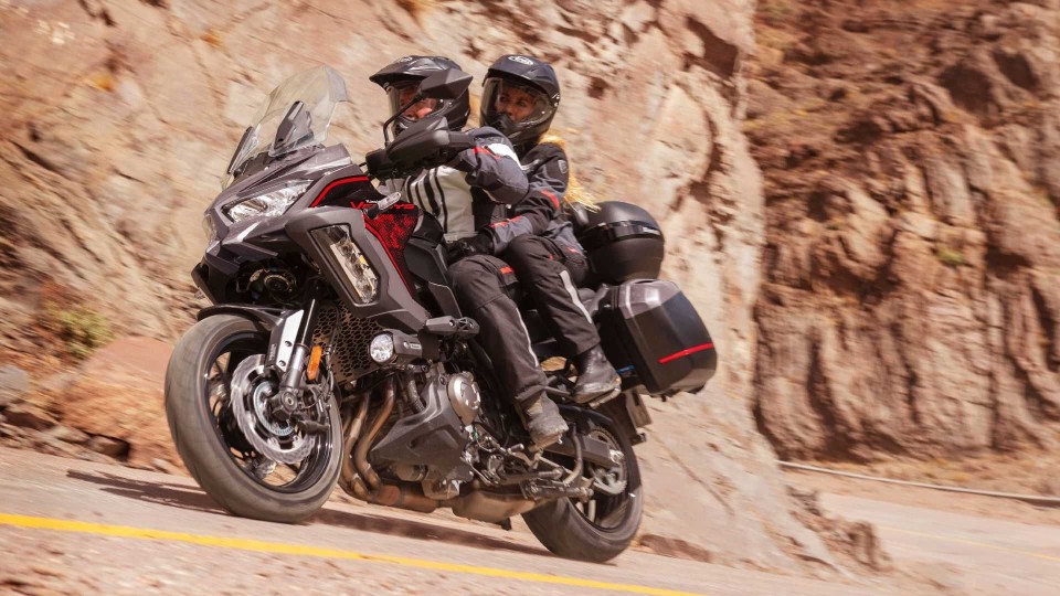 Moto - News: Kawasaki Versys 1000 S e SE 2021, ampliata la famiglia crossover