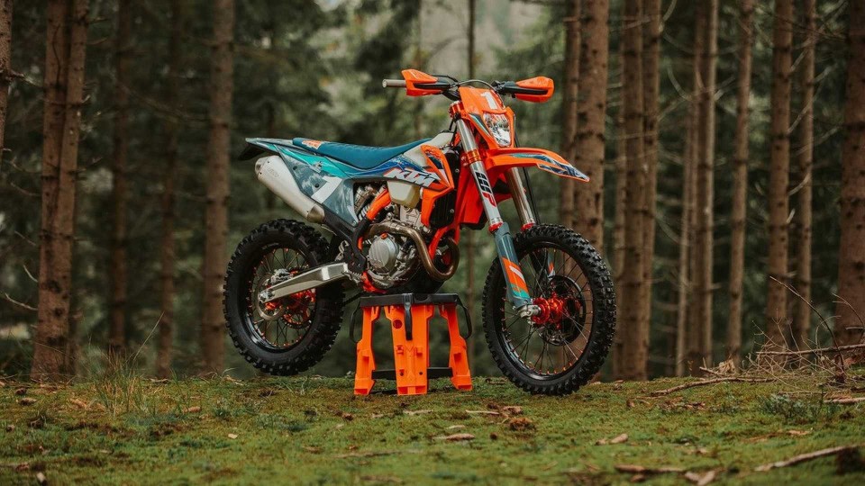 Moto - News: KTM 350 EXC-F WESS Special Edition, debutta la forcella ad aria