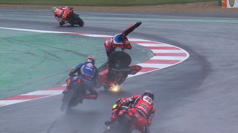 SBK: Haslam: “The fall was my fault. I hope it rains tomorrow.”