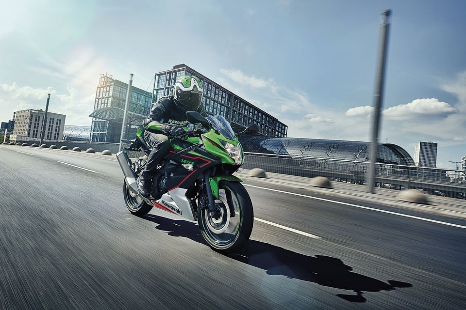 Moto - News: Kawasaki Z125 e Ninja 125 2021: 16enni felici! Svelate le piccole 