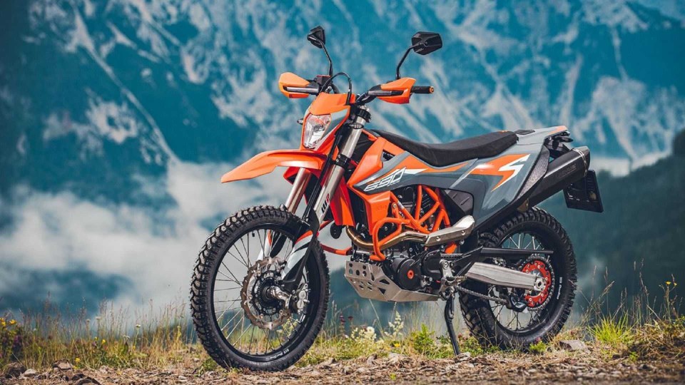 Moto - News: KTM 690 Enduro R e 690 SMC R, le supermono diventano tech