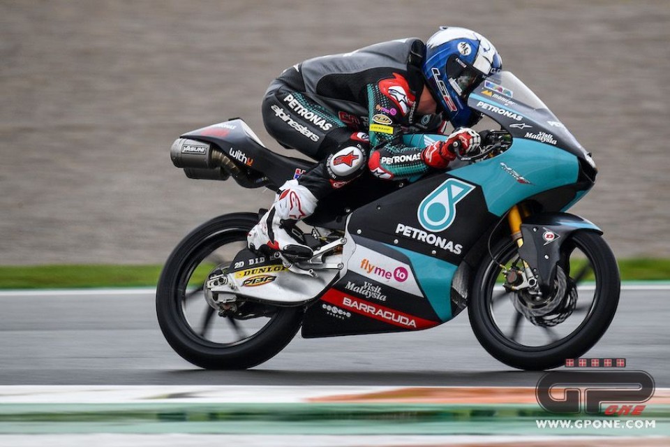 Moto3: McPhee beffa Vietti sotto l'acqua di Valencia. 3° Arenas