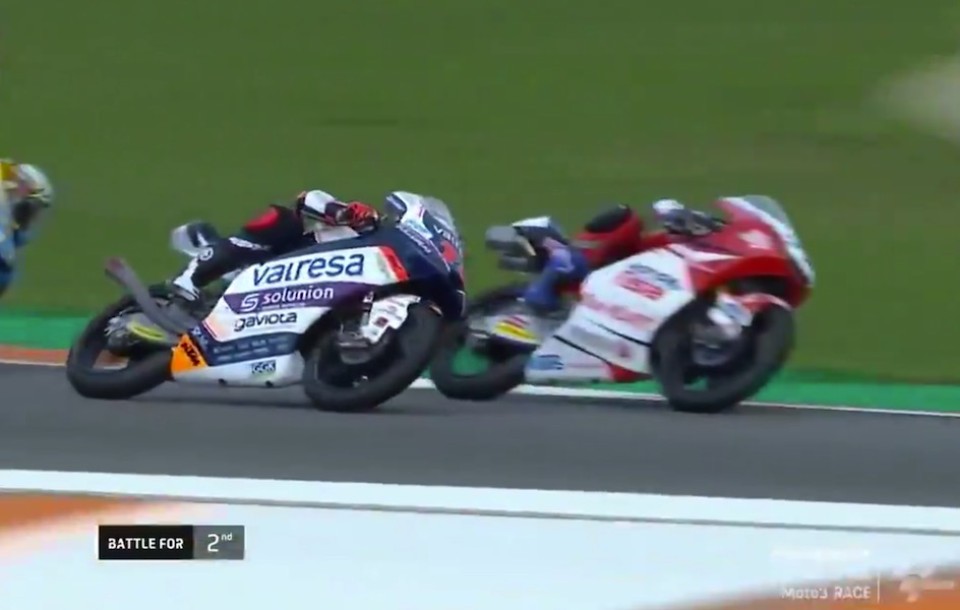 Moto3: Arenas (doppiato) ostacola Ogura a Valencia: ecco il video 